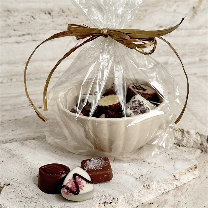 Enfärgad Bloomingville Keramikskål med 15 Belgiska Gourmet Dessertchoklad
