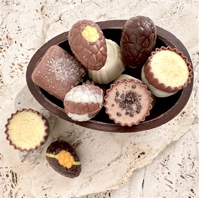 Chokladskal med 9 Belgiska Gourmet Dessertbitar och Påskägg 175 gram