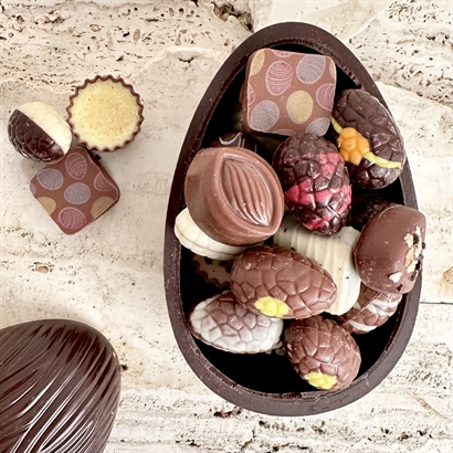 Chokladskal med 18 Belgiska Gourmet Dessertbitar och Påskägg ca 315 gram