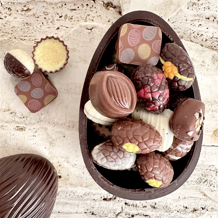 Chokladskal med 18 Belgiska Gourmet Dessertbitar och Påskägg ca 315 gram