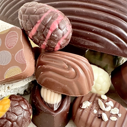 Chokladskal med 18 Belgiska Gourmet Dessertbitar och Påskägg ca 315 gram
