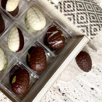 Mönstrad bambusask med 18 Belgiska Gourmet Påskägg 230 gram
