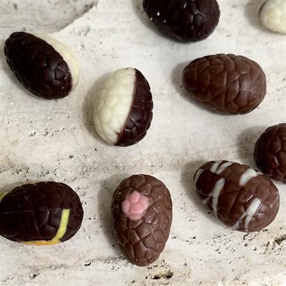 Mönstrad bambulåda med 9 Belgiska Gourmet Påskägg 115 gram