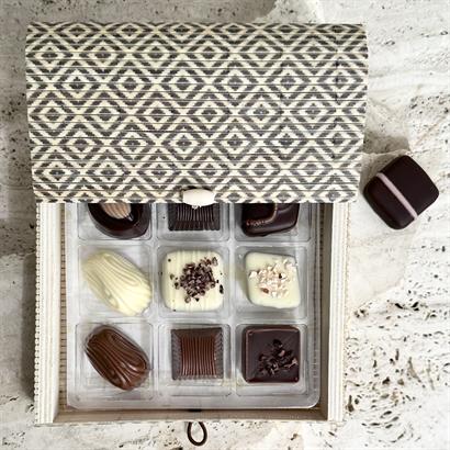 Mønstret bambusæske med 9 Belgiske gourmet dessertchokolade 120 gram