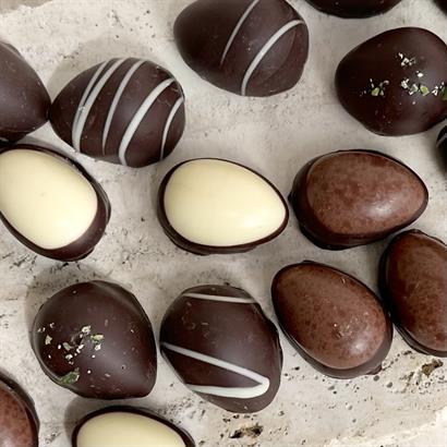 Vit ask med 9 danska handgjorda påskägg och 200 gram lyxig påskblandning