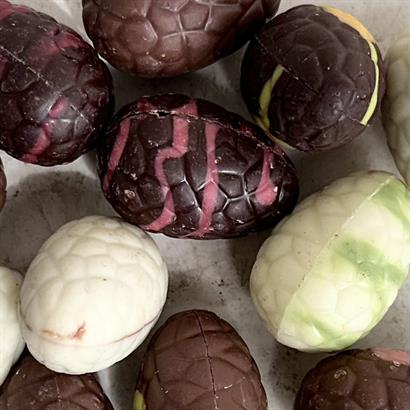 Mönstrad bambulåda med 9 Belgiska Gourmet Påskägg 115 gram