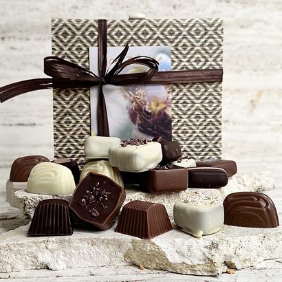 Mønstret bambusæske med 18 Belgiske gourmet dessertchokolader 240 gram