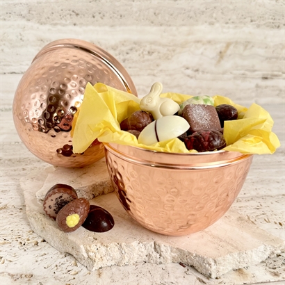 Koppar Påskägg 18 cm med Belgiska Gourmet Dessertbitar och Handgjorda Danska Påskägg 500g