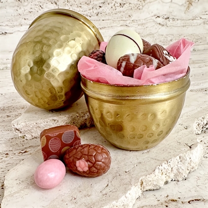 Mässing Påskägg 13 cm med Belgiska Gourmet Dessertbitar och Handgjorda Danska Påskägg 150g