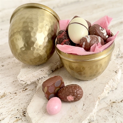 Mässing Påskägg 13 cm med Belgiska Gourmet Dessertbitar och Handgjorda Danska Påskägg 250g