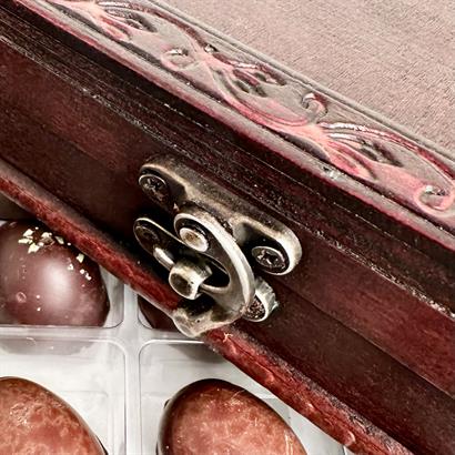 Utsökt träskrin med 25 danska handgjorda dessertpåskägg