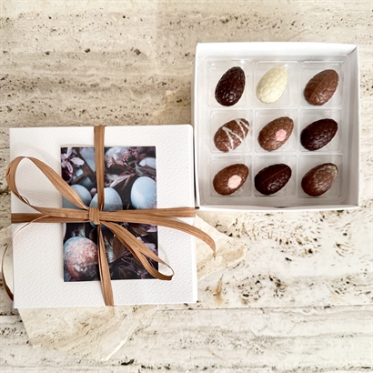 Vit vacker ask med 9 Belgiska Gourmet Dessertägg