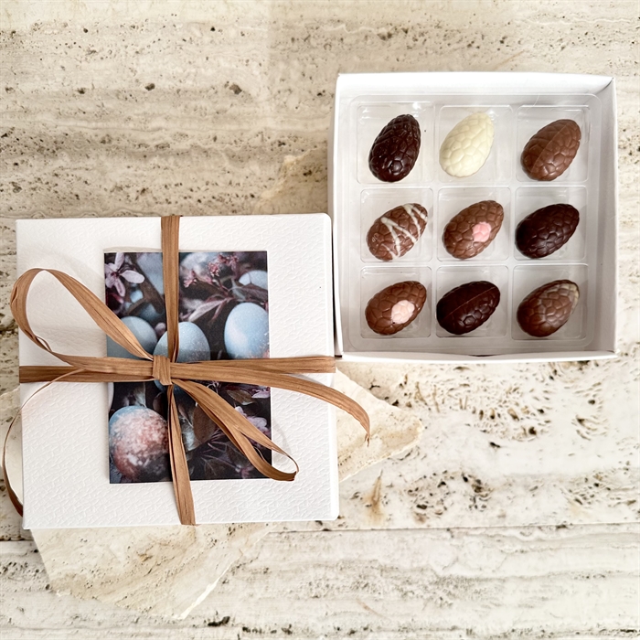 Vit vacker ask med 9 Belgiska Gourmet Dessertägg