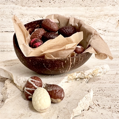 Handslipad kokosskål med 20 Belgiska Gourmet Påskägg