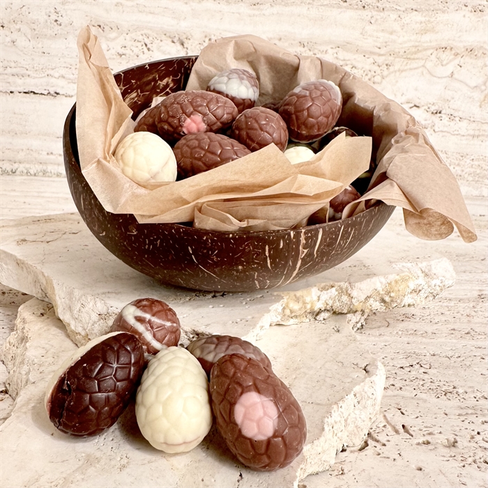 Handslipad kokosskål med 30 Belgiska Gourmet Påskägg