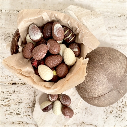 Handslipad kokosskål med 30 Belgiska Gourmet Påskägg
