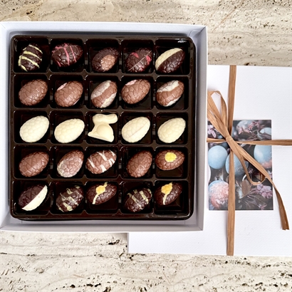 Vit ask med 25 Belgiska Gourmet dessertpåskägg 320 gram