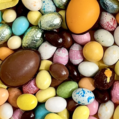 Vit ask med 2 stora danska påskägg och lyxig påskblandning ca. 760 gram