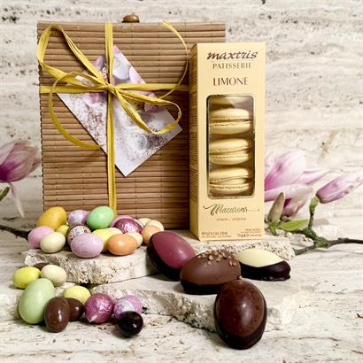 Bambuask med stora danska handgjorda påskägg, lyxig påskblandning och Macarons
