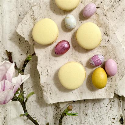 Bambuask med stora danska handgjorda påskägg, lyxig påskblandning och Macarons