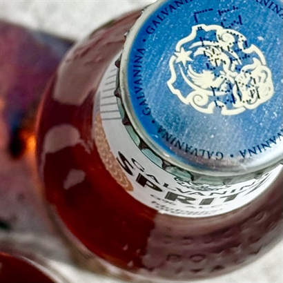 Bambusæske med Alkoholfri Spritz, Italiensk Luksus Chokolade og Cashew Nødder