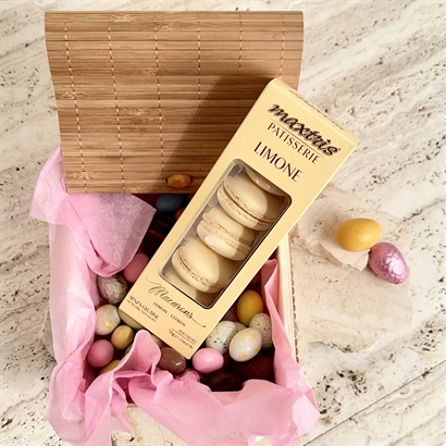 Bambuslåda med 300 gram lyxig påskblandning och äkta italienska macarons