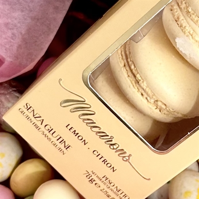 Bambuslåda med 300 gram lyxig påskblandning och äkta italienska macarons
