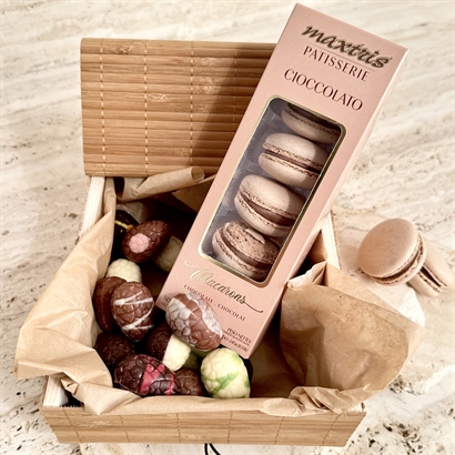 Bambulåda med 16 belgiska gourmetpåskägg och äkta italienska macarons