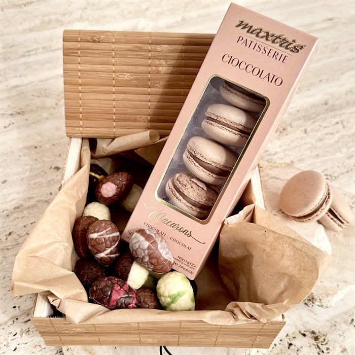 Bambulåda med 16 belgiska gourmetpåskägg och äkta italienska macarons
