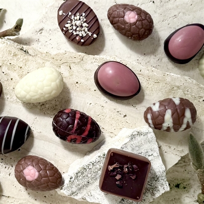Silverägg 13 cm med Belgiska Gourmet Dessertbitar och Handgjorda Danska Påskägg