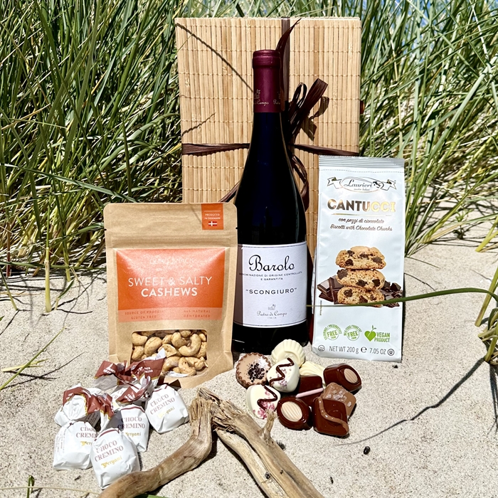 Bambusæske med Barolo 2017, Belgisk chokolade, Cantucci og Salte Cashew Nødder