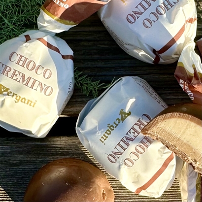 Sommergave med Siciliansk Rødvin, Belgisk gourmetchokolade, Cantucci og Salte Cashew Nødder