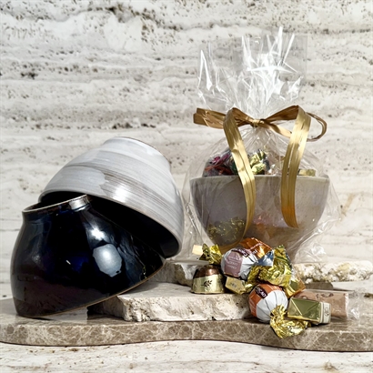 Bloomingville mixed Stengods Skål med 250 gram Lyx Chokladblandning.