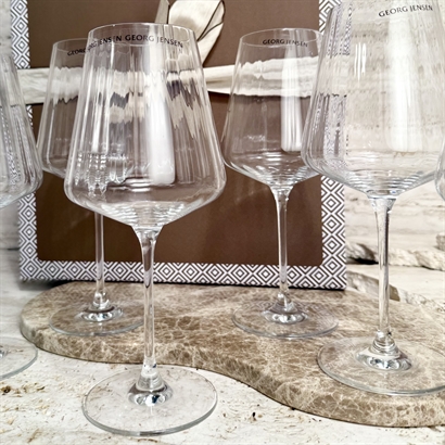 Luksuskurv med Georg Jensen rødvinsglas, 2 flasker Barolo 2017 og delikatesser