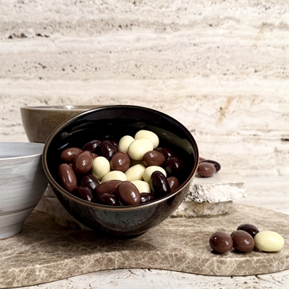 Bloomingville mixed Stengods Skål med 300 gram Italienska Chokladmandlar.
