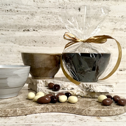 Bloomingville mixed Stengods Skål med 300 gram Italienska Chokladmandlar.