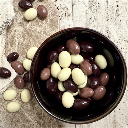 Bloomingville mixed Stengods Skål med 300 gram Italienska Chokladmandlar.