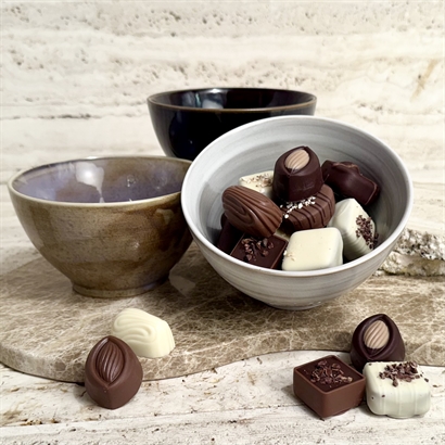 Bloomingville mixed Stengods Skål med 20 Belgiska Gourmet Dessertchoklad