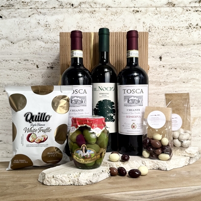 Lyxig vin- och chokladgåva med 3 flaskor härligt italienskt vin, läcker choklad och snacks.