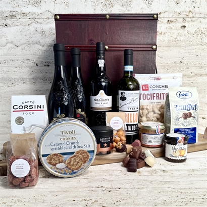Jättestor skattkista med allt vad hjärtat begär. Delikatesser vin, portvin, delikatesser, lakrits och choklad