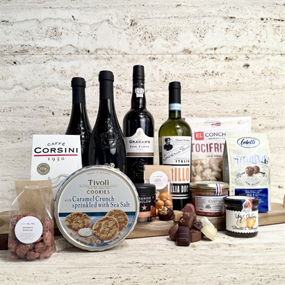 Jättestor julkorg med allt vad hjärtat begär. Delikatesser vin, portvin, delikatesser, lakrits och choklad