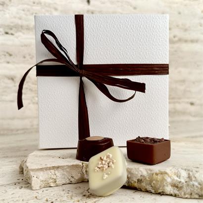 Dansk håndlavet dessertchokolade - 9 stk. i præget hvid æske