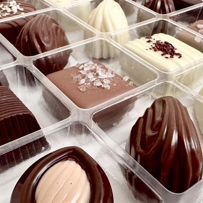 Luksus dessertchokolade 25 stk. og 400 g chokoladeblanding i præget hvid æske