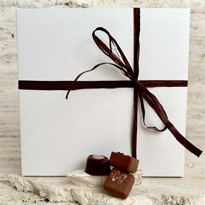 Dansk og Belgisk Luksus Dessertchokolade - 18 stk. i Hvid Læderlook Æske