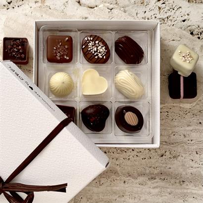 Dansk og Belgisk Luksus Dessertchokolade - 9 stk. i Hvid Læderlook Æske