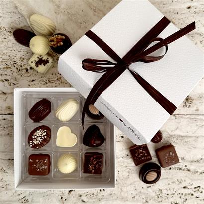 Dansk og Belgisk Luksus Dessertchokolade - 18 stk. i Hvid Læderlook Æske