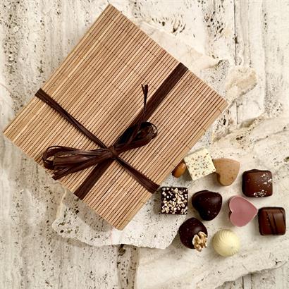 Dansk håndlavet dessertchokolade - 9 stk. i naturfarvet bambusæske