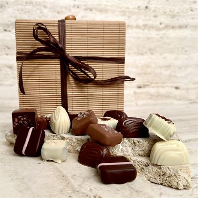 18 Belgiske Gourmet Dessertchokolader i Naturfarvet Bambusæske