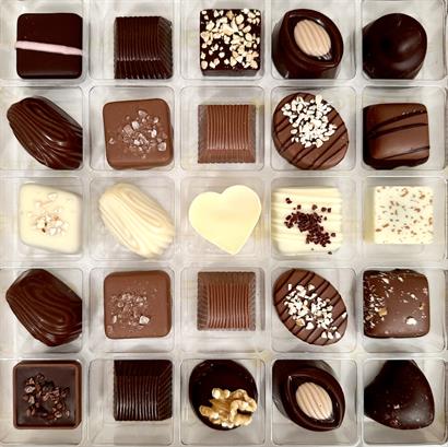 Dansk og Belgisk Luksus Dessertchokolade - 50 stk. i Naturfarvet Bambusæske