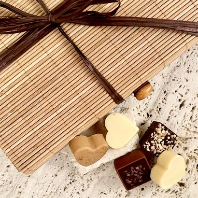 Dansk og Belgisk Luksus Dessertchokolade - 50 stk. i Naturfarvet Bambusæske